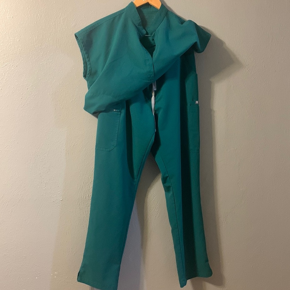 Figs scrubs set (two pieces) technical collection shirt M pants L